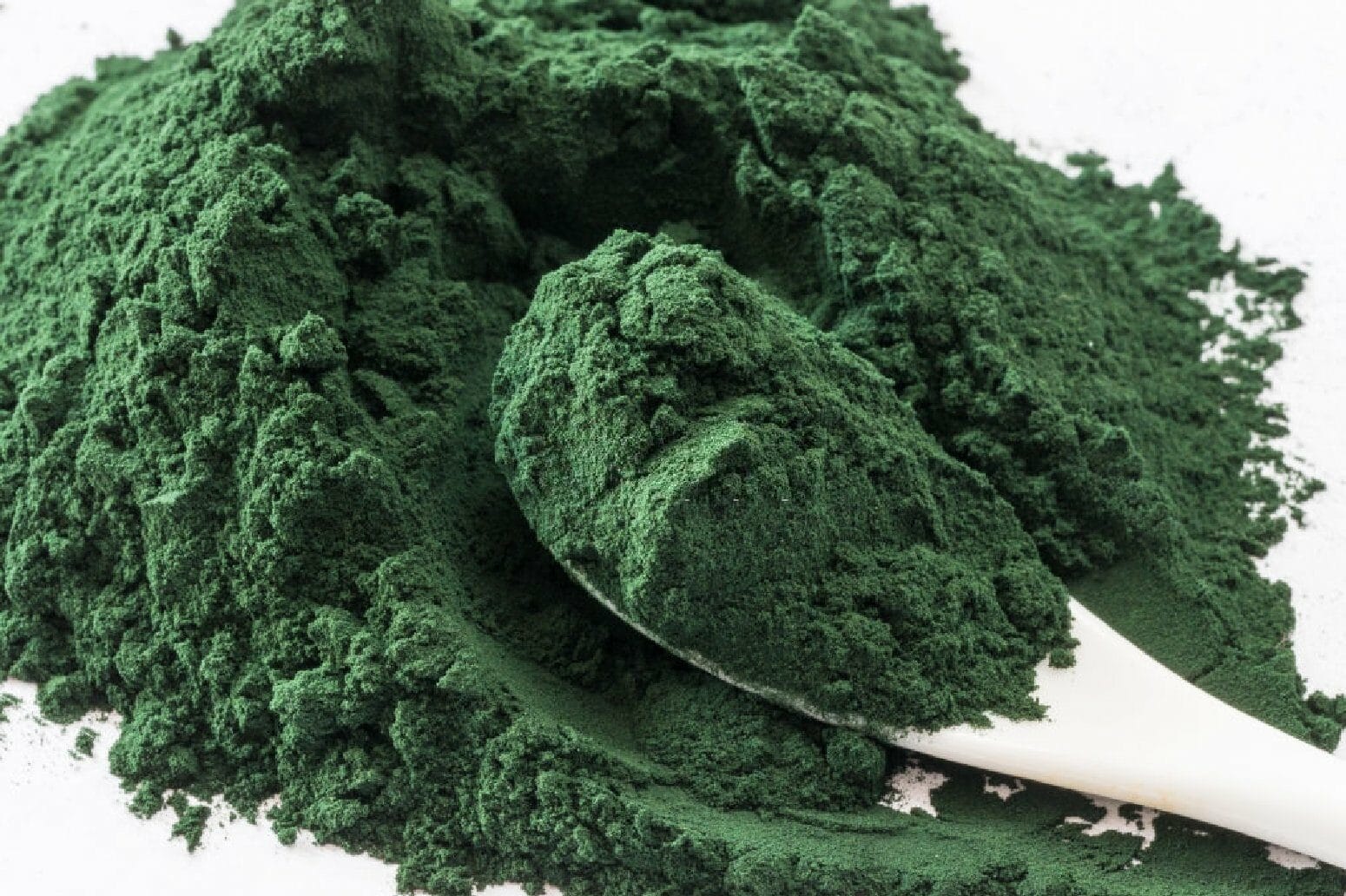 El alga espirulina es uno de los alimentos vegetales que más proteínas contiene.
