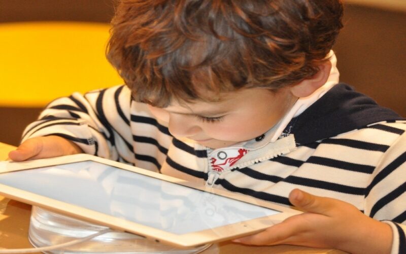 Niños digitales con coeficiente más bajo: Efecto Flynn